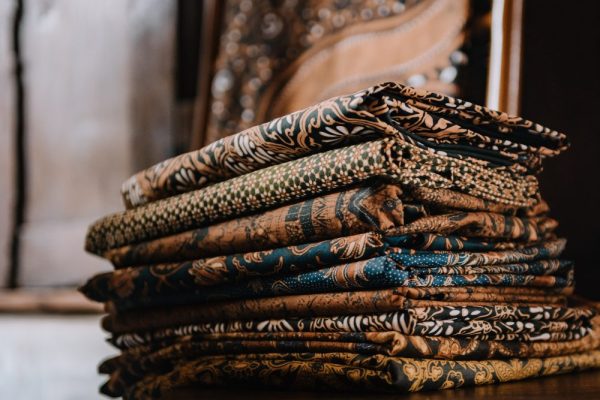 Tampil Cantik dengan Fashion Asli Indonesia, Ini Keunikan Batik Sutra Nusantara